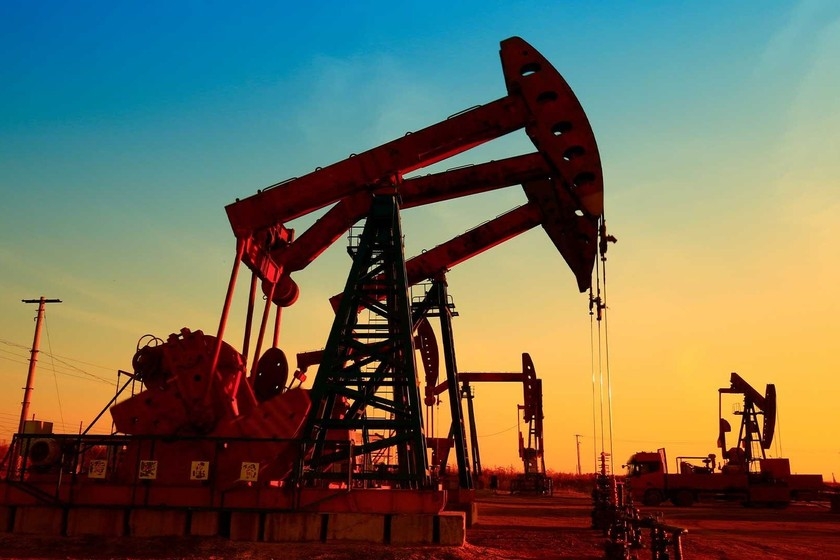 Giá dầu tăng vọt sau xung đột tại Trung Đông
