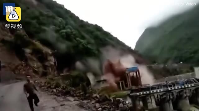Phong tỏa hiện trường núi lở kinh hoàng khiến 20.000m3 đất đá đổ ập xuống đường, cuốn phăng con đập thủy điện, huy động lực lượng cảnh sát